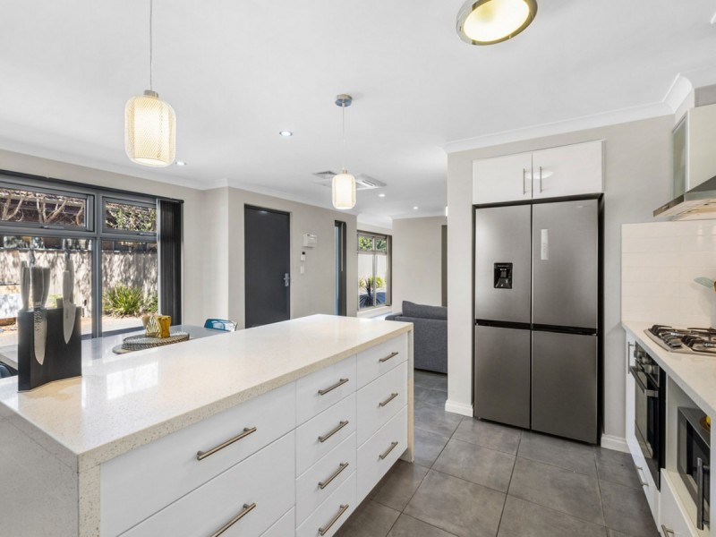 1/10 Pearl Road, Cloverdale WA 6105