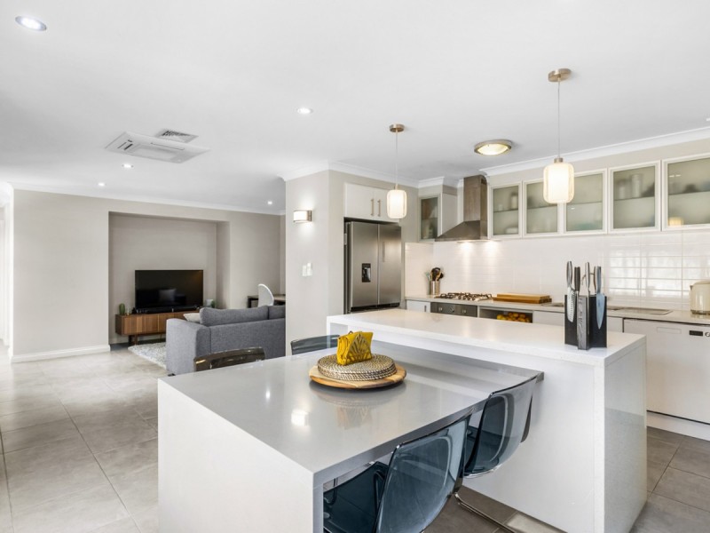 1/10 Pearl Road, Cloverdale WA 6105