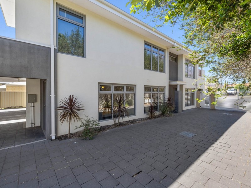 1/10 Pearl Road, Cloverdale WA 6105