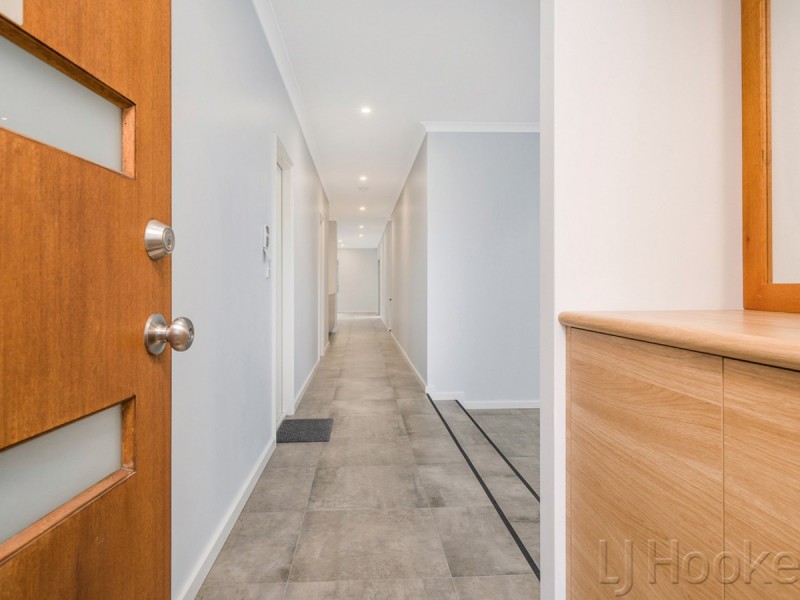 7 Topiary Avenue, Piara Waters WA 6112