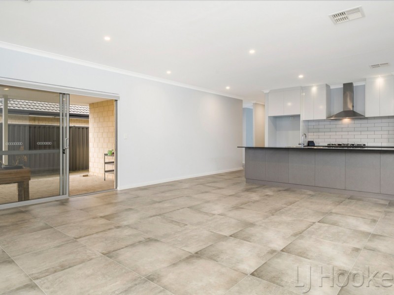 7 Topiary Avenue, Piara Waters WA 6112