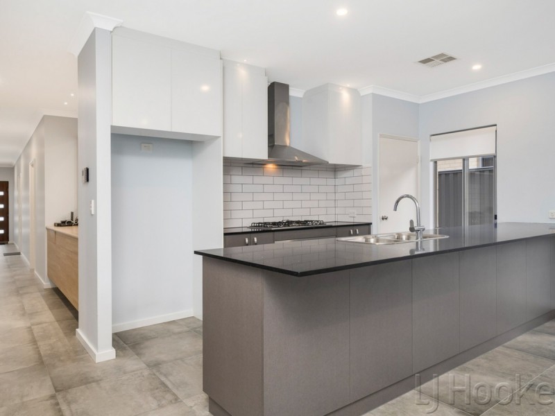 7 Topiary Avenue, Piara Waters WA 6112