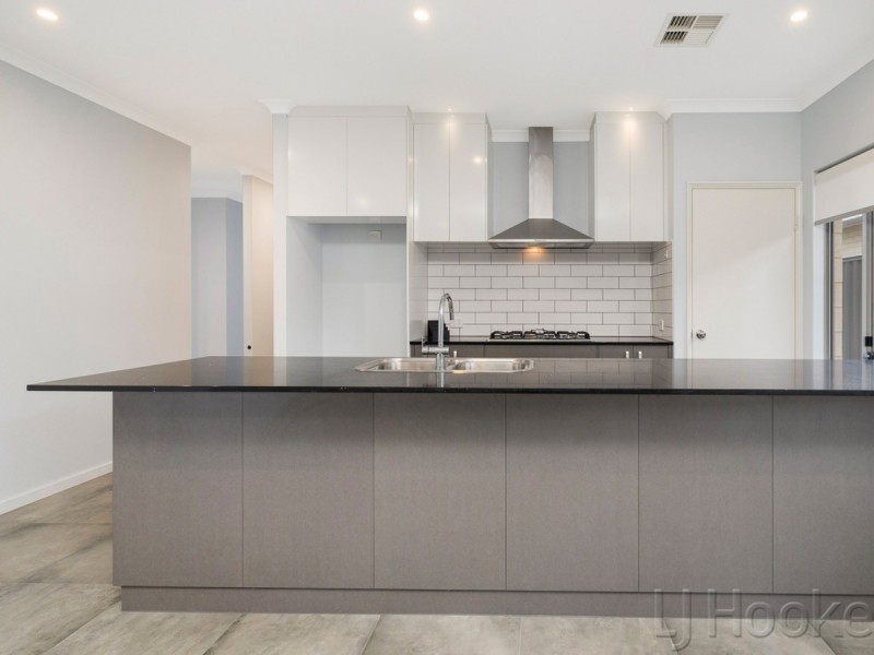 7 Topiary Avenue, Piara Waters WA 6112