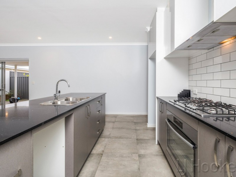 7 Topiary Avenue, Piara Waters WA 6112