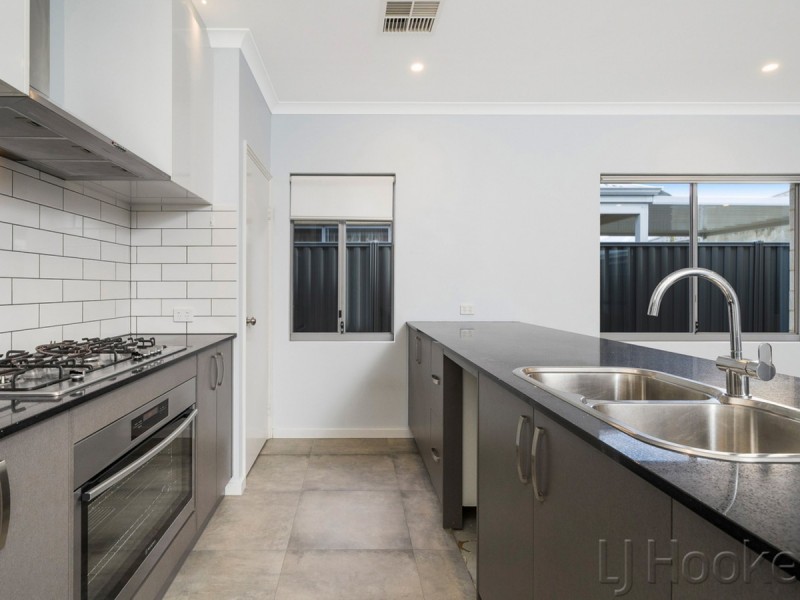 7 Topiary Avenue, Piara Waters WA 6112