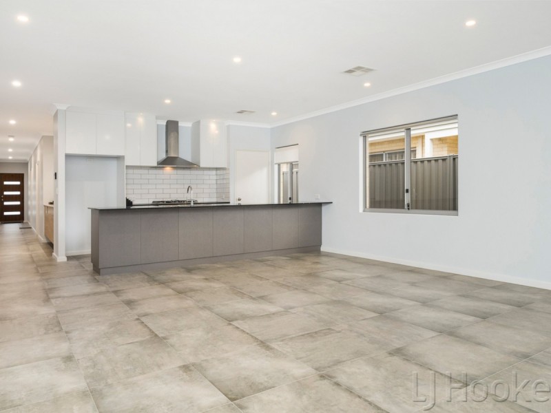 7 Topiary Avenue, Piara Waters WA 6112