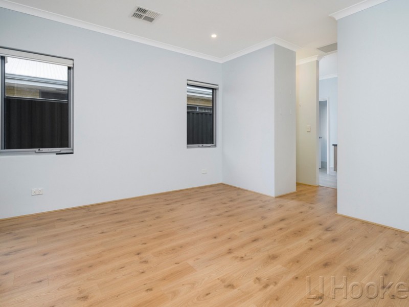 7 Topiary Avenue, Piara Waters WA 6112