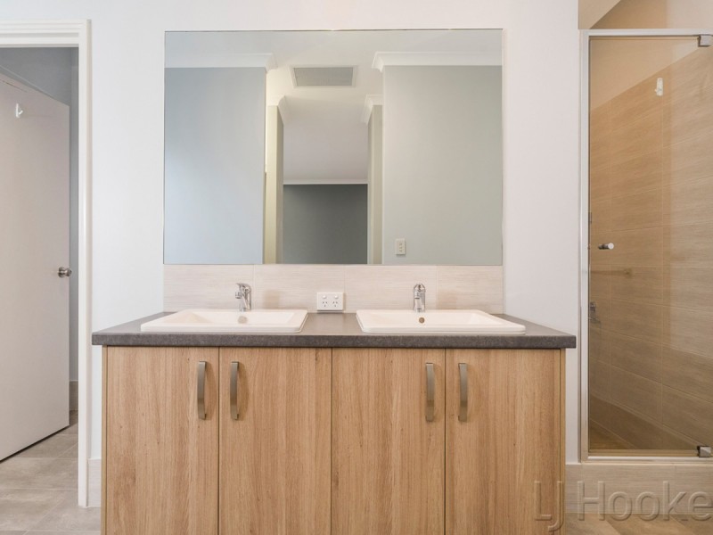 7 Topiary Avenue, Piara Waters WA 6112