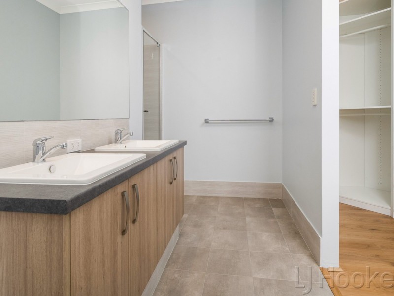 7 Topiary Avenue, Piara Waters WA 6112