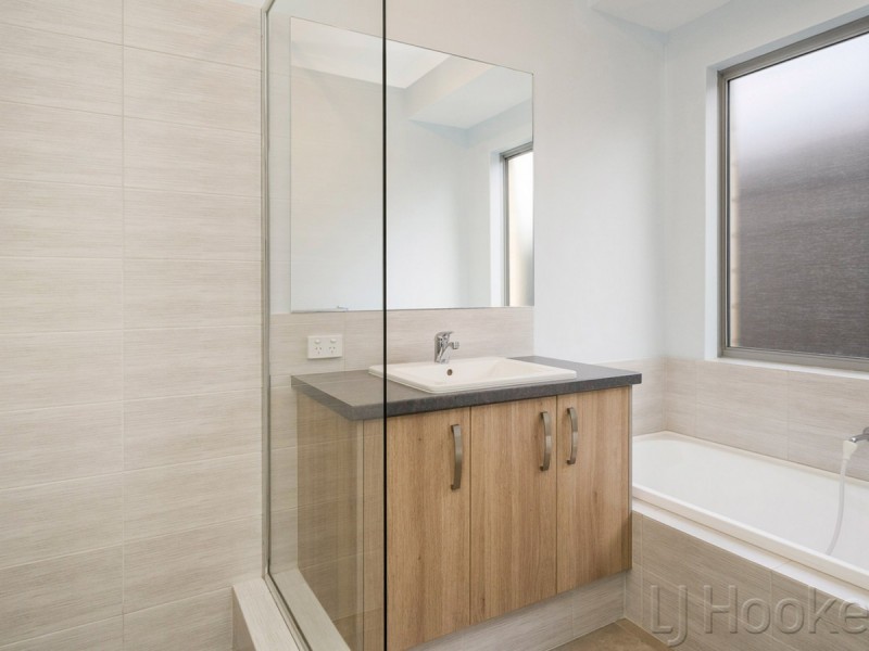 7 Topiary Avenue, Piara Waters WA 6112