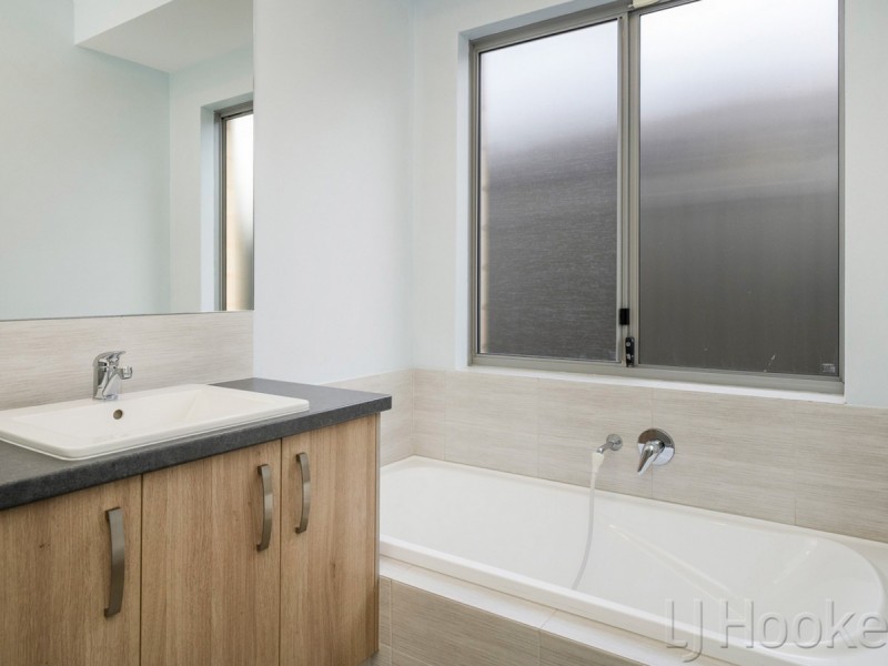 7 Topiary Avenue, Piara Waters WA 6112