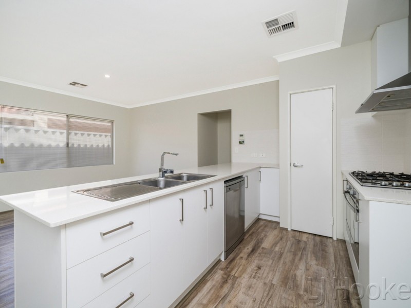 32 Renou Street, Queens Park WA 6107