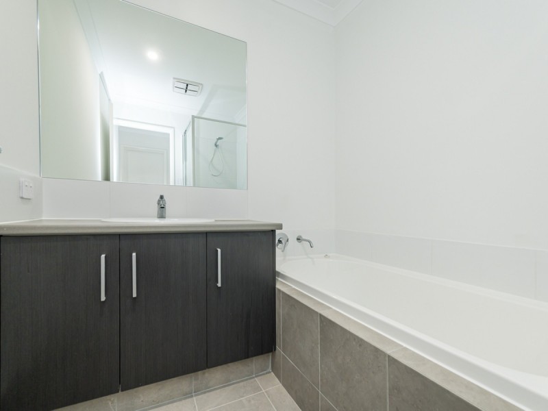 6 Glimmer Road, Eglinton WA 6034