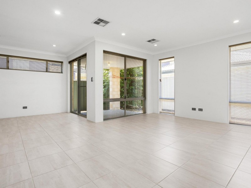 2/293 Keymer Street, Cloverdale WA 6105