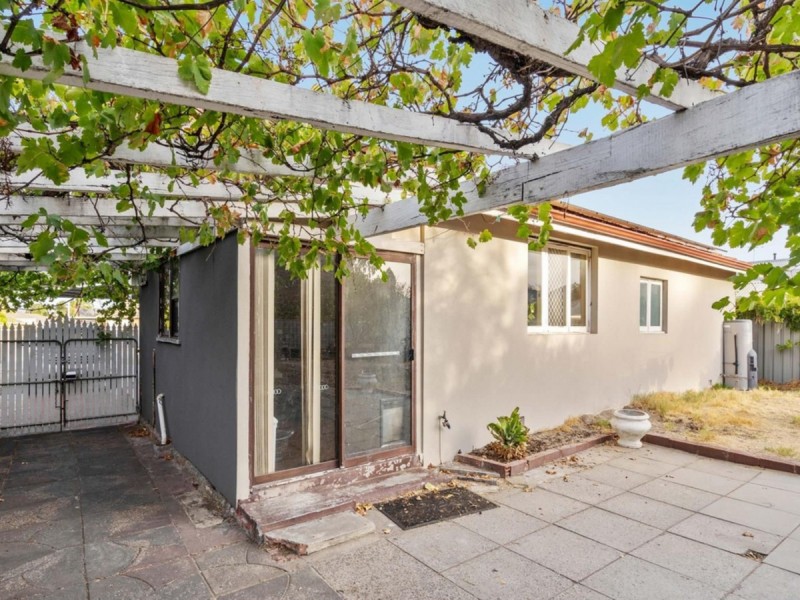 18 Hartfield Street, Queens Park WA 6107
