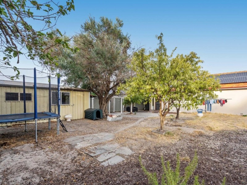 18 Hartfield Street, Queens Park WA 6107