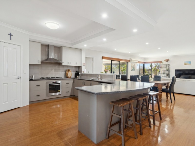 10 Grasshill Grange, Halls Head WA 6210