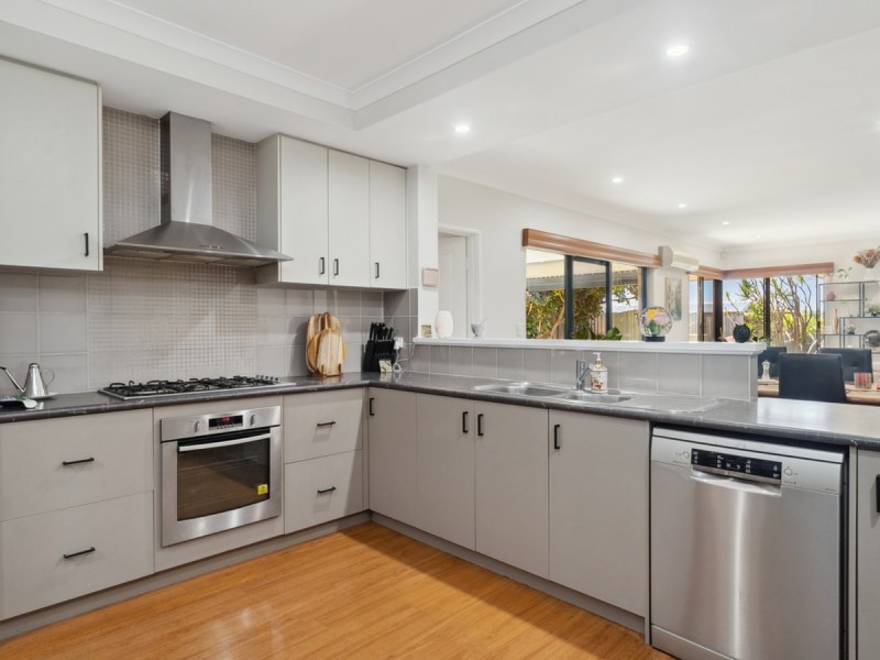 10 Grasshill Grange, Halls Head WA 6210