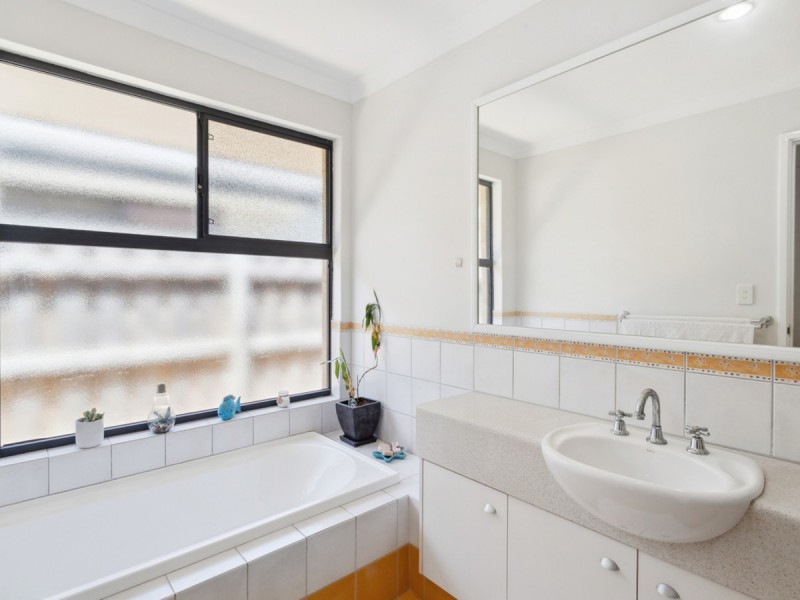 10 Grasshill Grange, Halls Head WA 6210