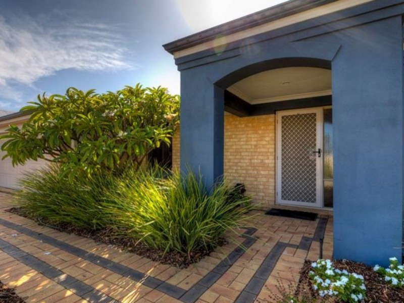 9 Steineck Way, Wattle Grove WA 6107