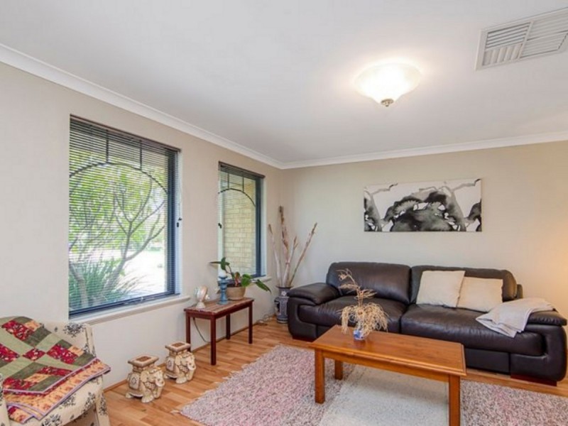 9 Steineck Way, Wattle Grove WA 6107