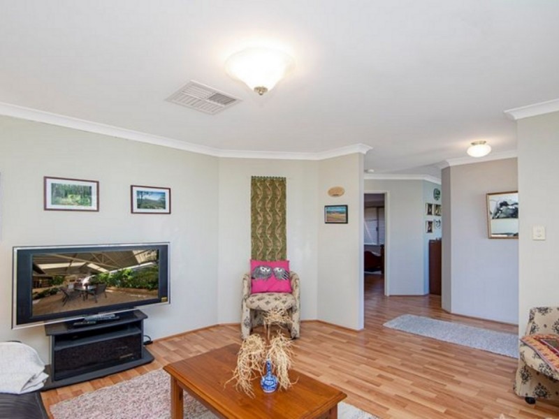 9 Steineck Way, Wattle Grove WA 6107