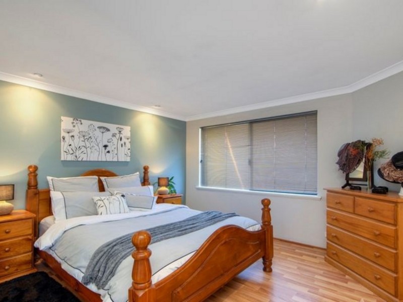 9 Steineck Way, Wattle Grove WA 6107