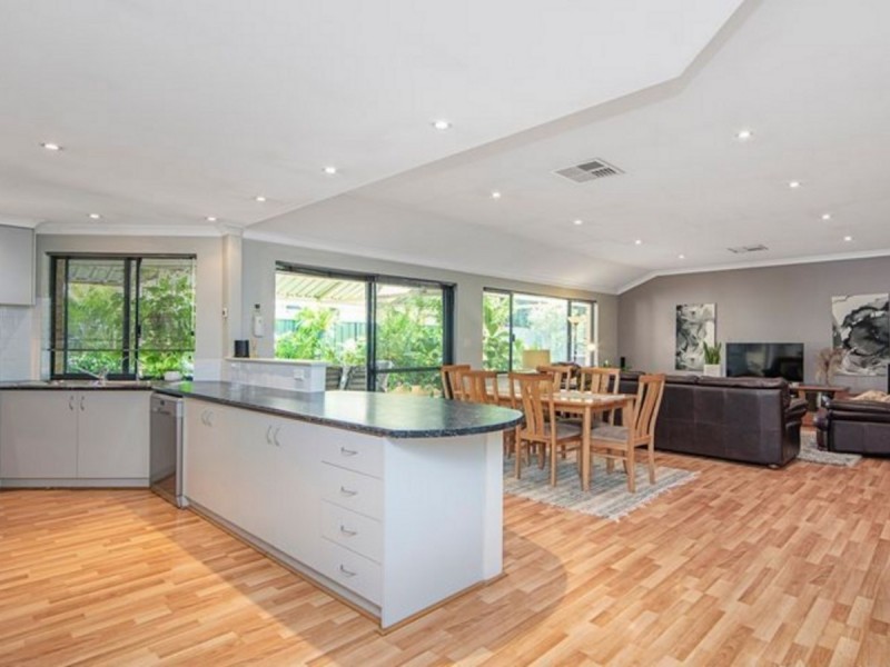 9 Steineck Way, Wattle Grove WA 6107