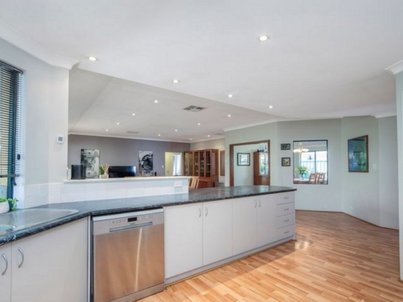 9 Steineck Way, Wattle Grove WA 6107
