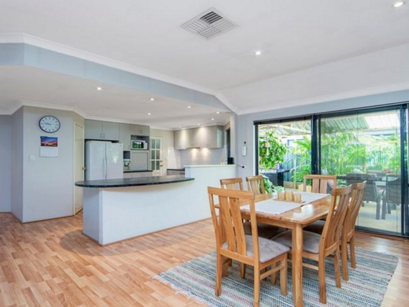 9 Steineck Way, Wattle Grove WA 6107