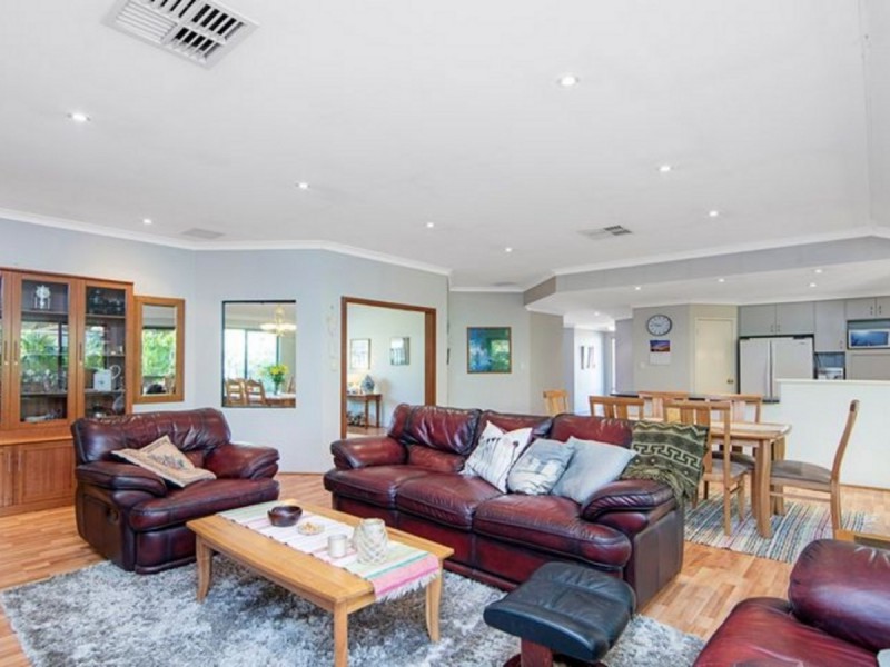 9 Steineck Way, Wattle Grove WA 6107