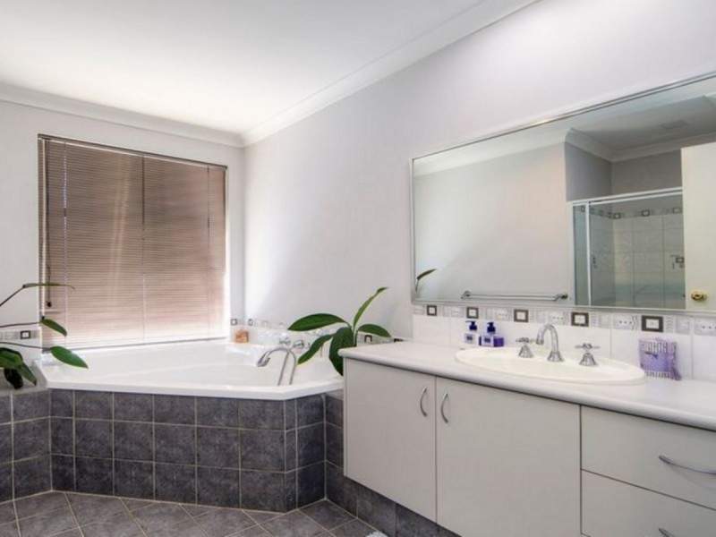 9 Steineck Way, Wattle Grove WA 6107