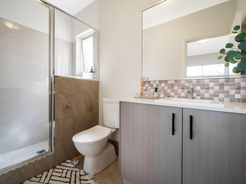 2/129 Centre Street, Queens Park WA 6107