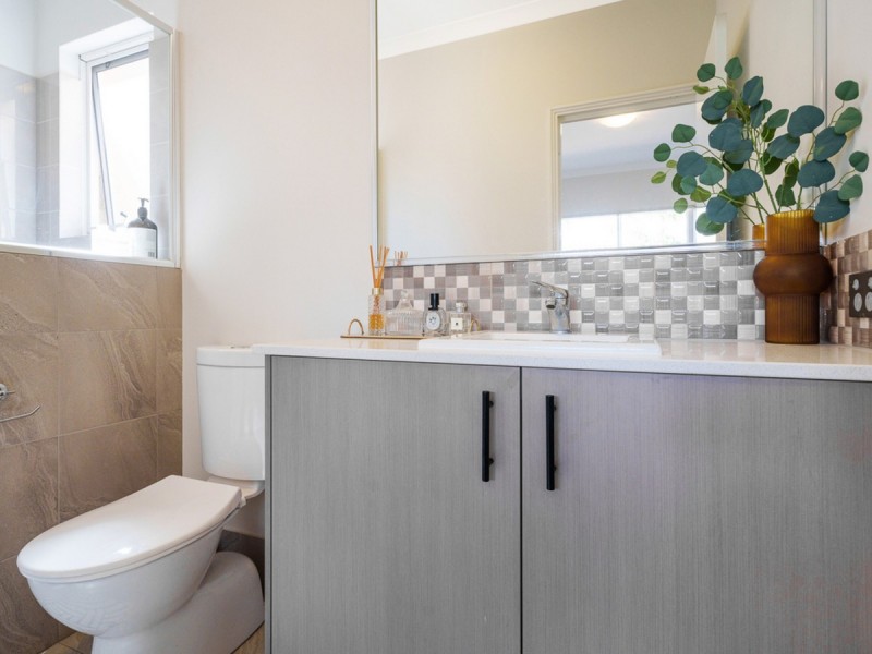 2/129 Centre Street, Queens Park WA 6107