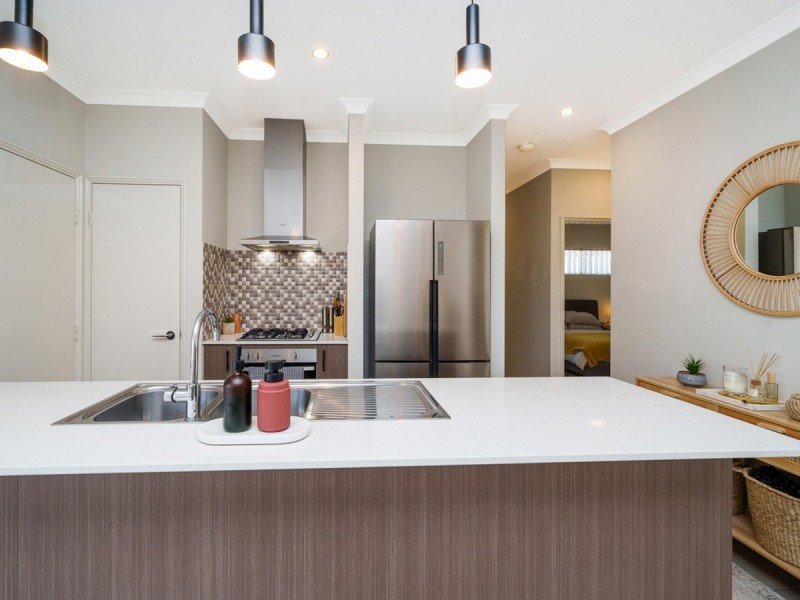 2/129 Centre Street, Queens Park WA 6107