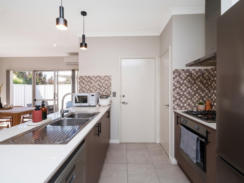 2/129 Centre Street, Queens Park WA 6107