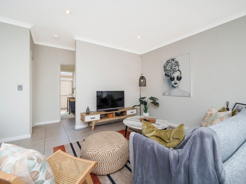 2/129 Centre Street, Queens Park WA 6107