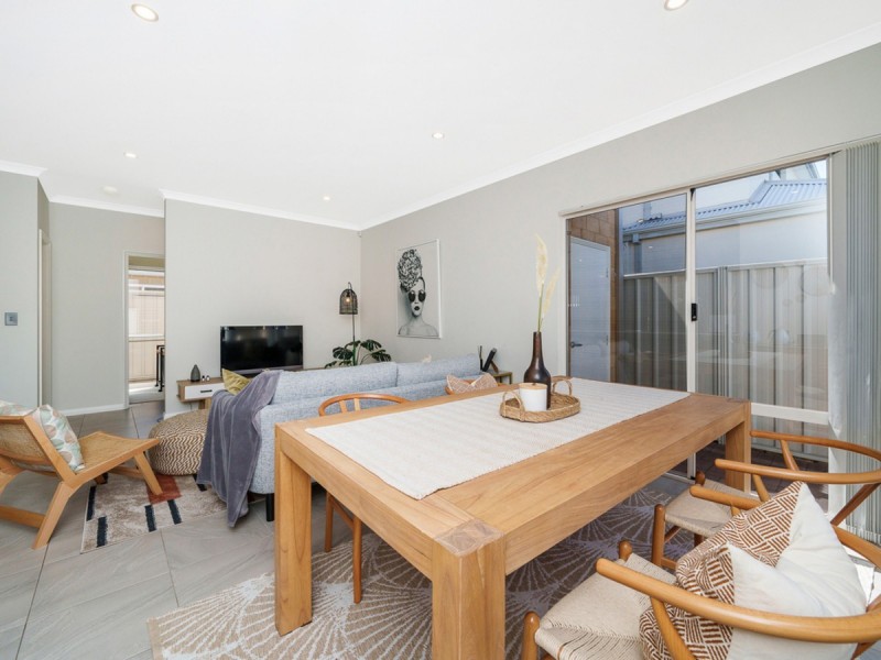 2/129 Centre Street, Queens Park WA 6107