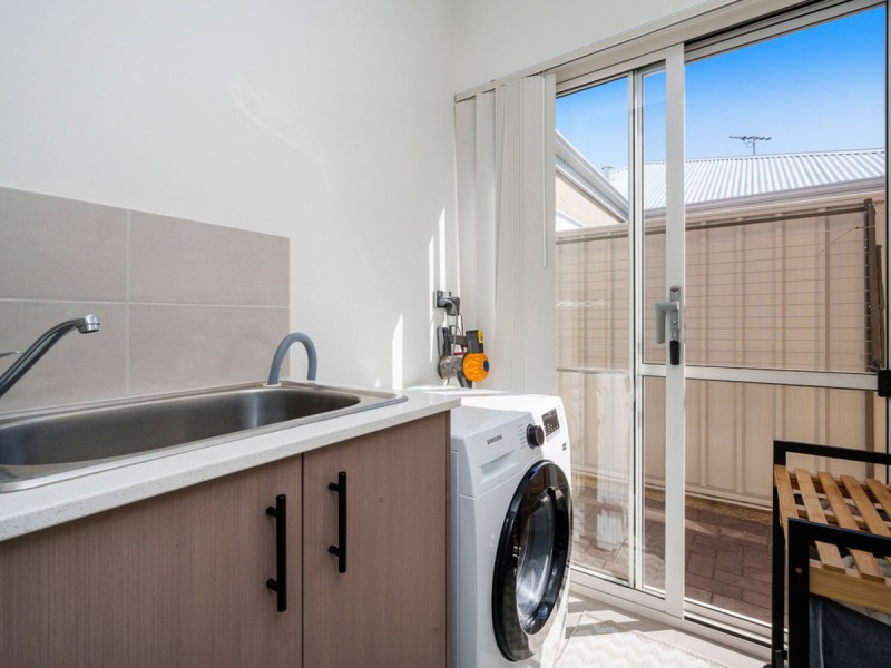 2/129 Centre Street, Queens Park WA 6107