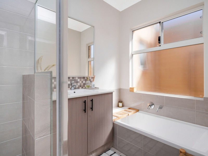 2/129 Centre Street, Queens Park WA 6107