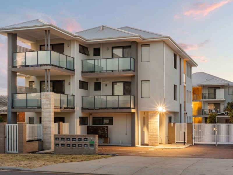 4/3 Beverley Road, Cloverdale WA 6105