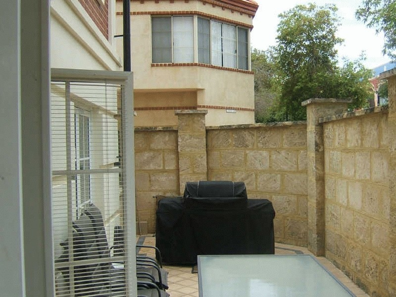 4/2 Henry Lawson Walk, East Perth WA 6004