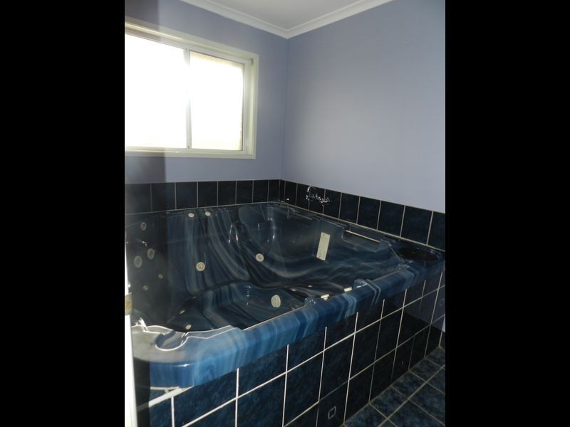17 Topaz Crescent, Lockyer Waters QLD 4311