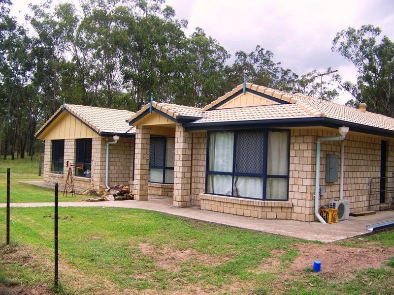 8 Lewis Court, Lockyer Waters QLD 4311