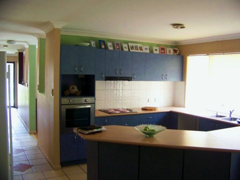 8 Lewis Court, Lockyer Waters QLD 4311