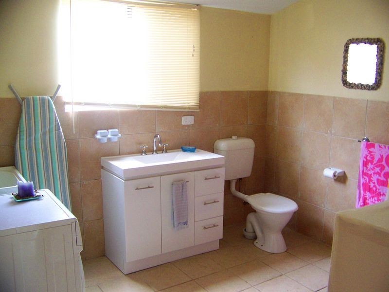 8 Lewis Court, Lockyer Waters QLD 4311