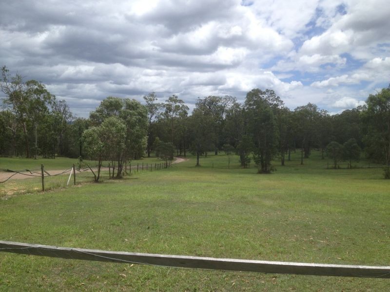 6 Balmoral Court, Mount Hallen QLD 4312