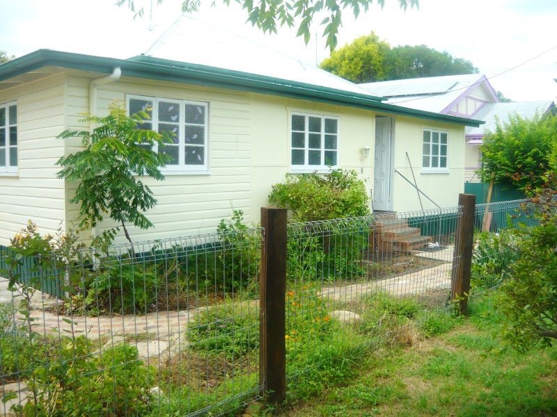 6 Robert Street, Forest Hill QLD 4342