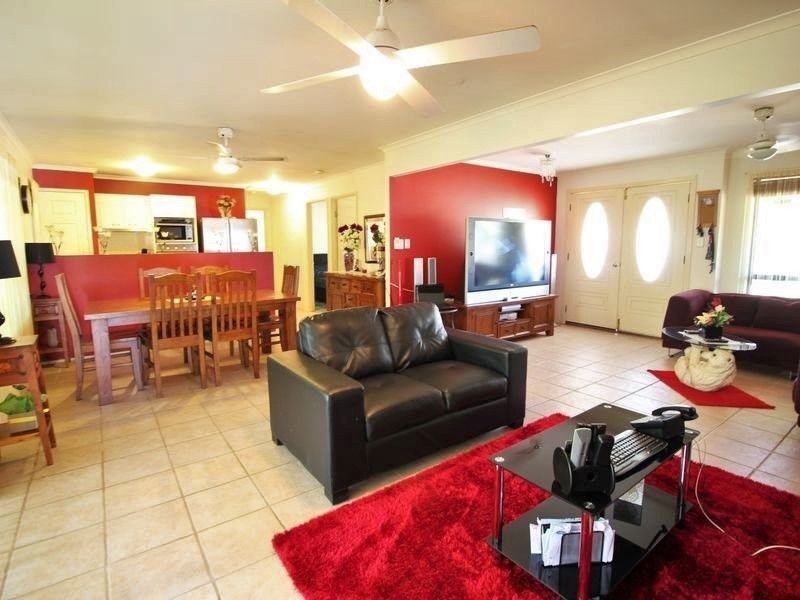 52 Buckingham Court, Mount Hallen QLD 4312