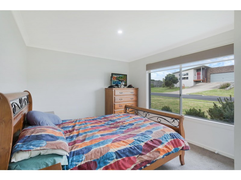 18 Koma Circuit, Bega NSW 2550